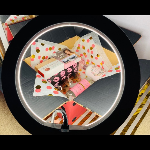 Mystery boxes that contain many Beautiful products - Picture 3 of 5